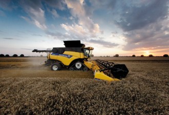 New Holland CR10.90 combine harvester